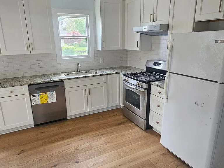 301 Bassett Rd — Photo 9
