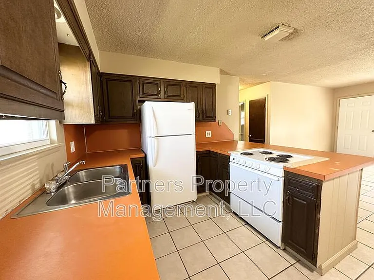 107 Pine Ave #8 — Photo 5