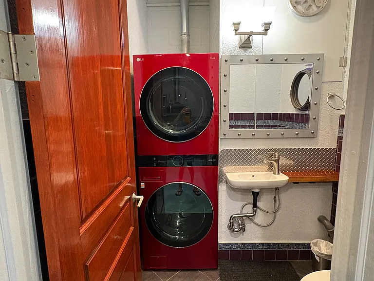 Washer/Dryer included.