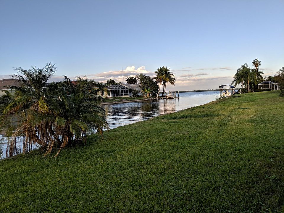 Awesome view and great fishing too! Boat on the Myakka River or go to the Gulf Waters within 15 minutes. There are no locks to Manasota Key!