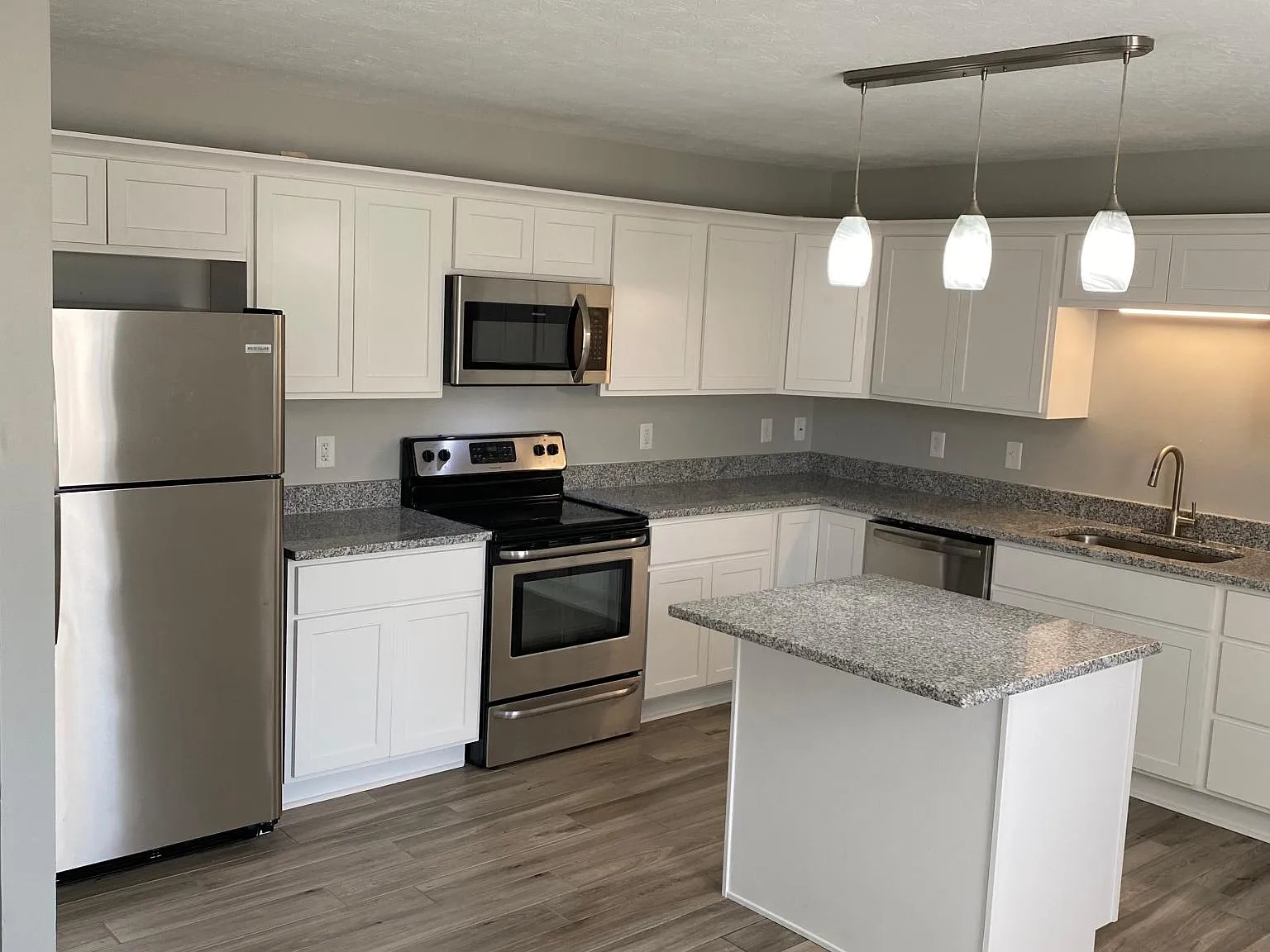 217 Garnet Dr — Photo 3
