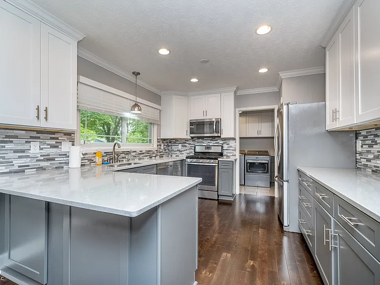 13738 Roswell Dr — Photo 10
