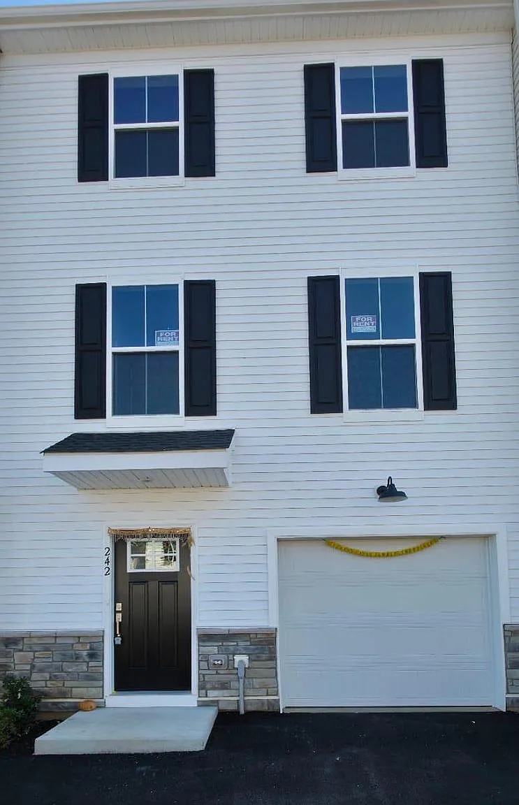 3 bed, 2.5 bath, 2100 sqft, $2,950 — Photo 1