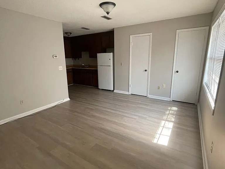 303 W College St — Photo 4