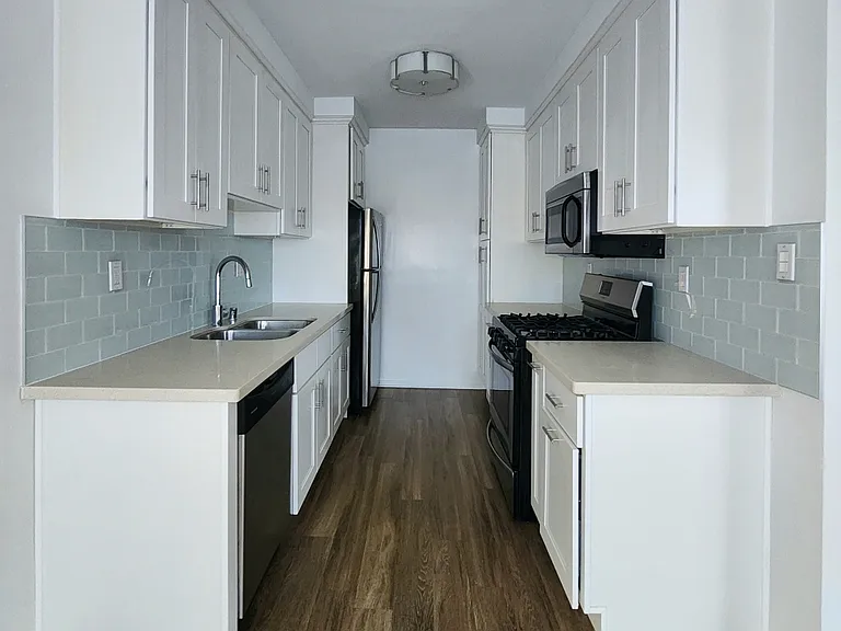 1433 S Saltair Ave #8 — Photo 8