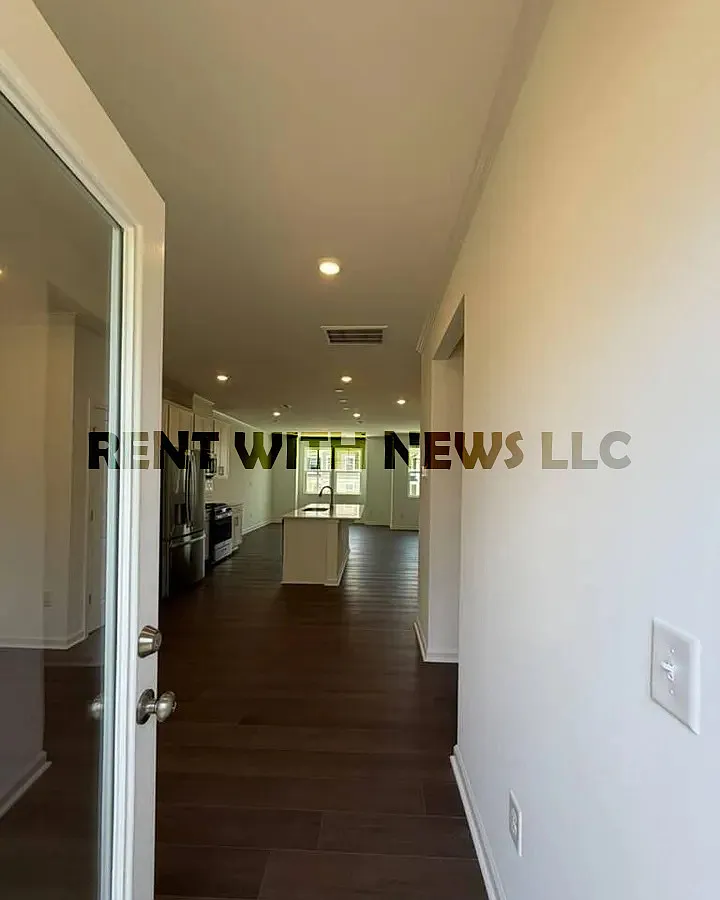 3 bed, 3.5 bath, 1920 sqft, $2,195 — Photo 3