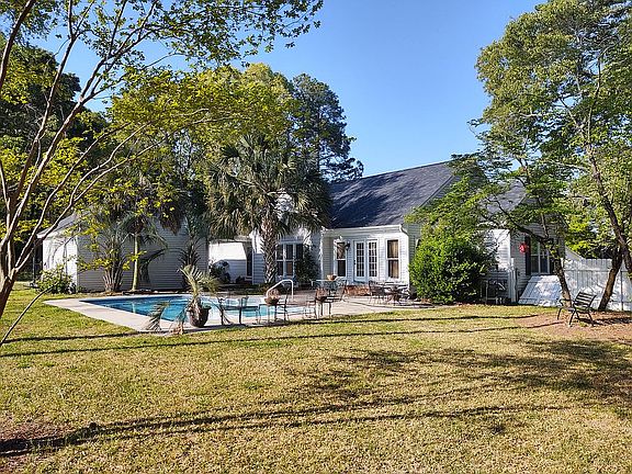 Fenced in back yard w pool