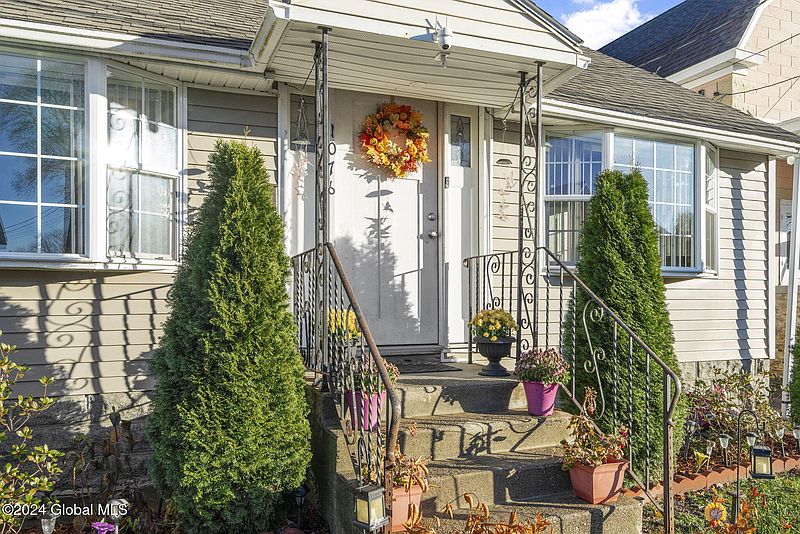 4th image of 1076 Dean Street