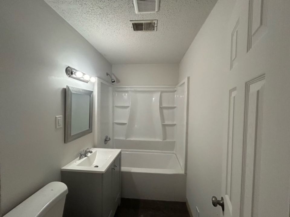 2nd image of 512 SE 34th St