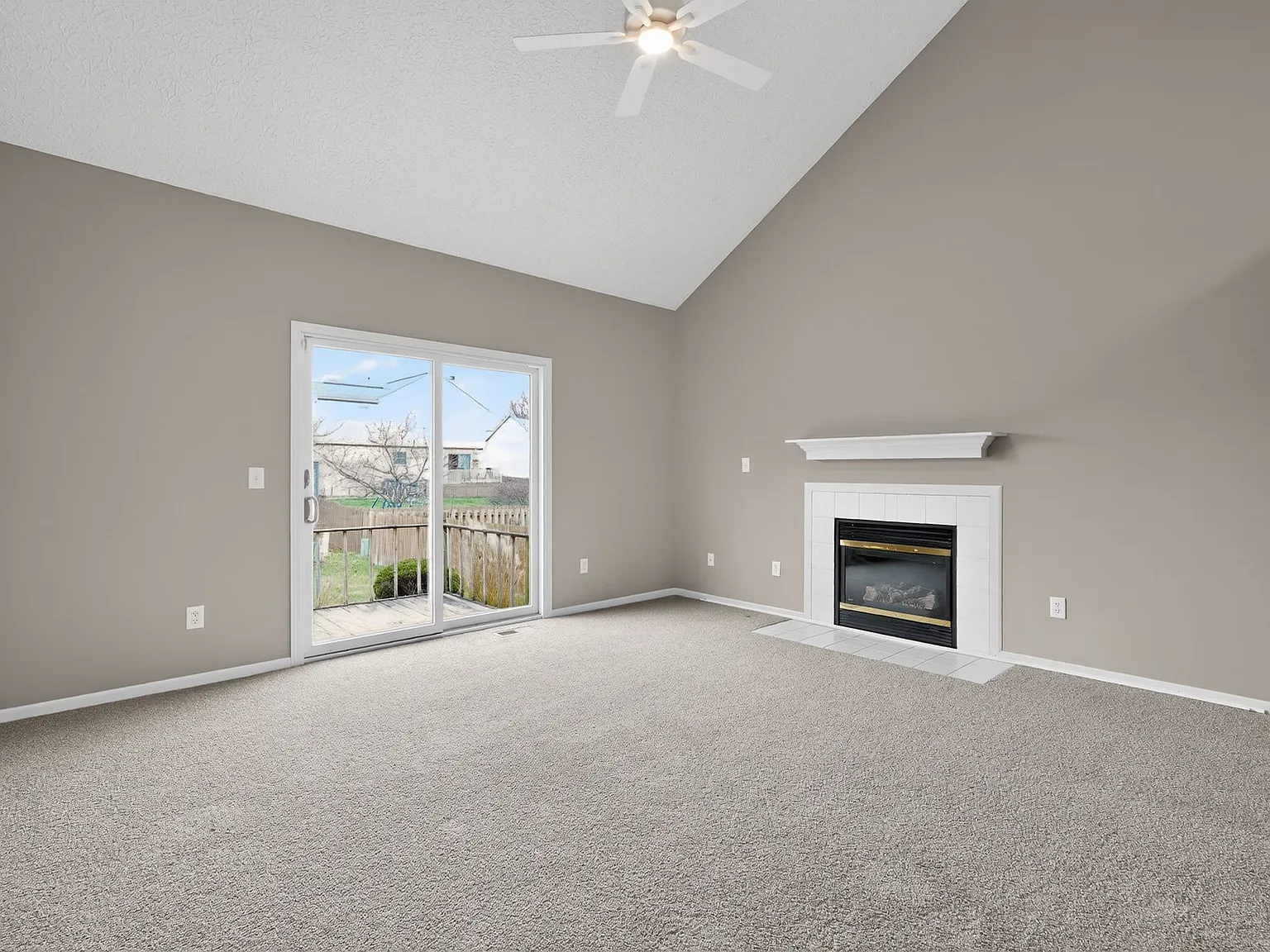 3 bed, 2.5 bath, 1576 sqft, $2,975 — Photo 2