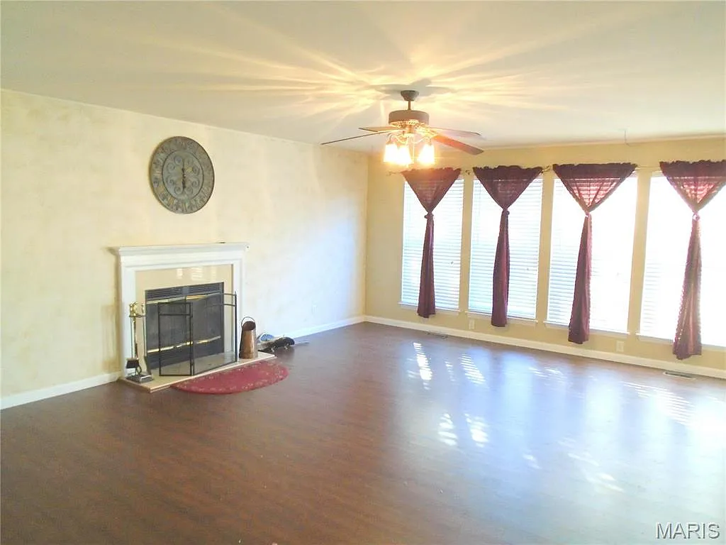 4 bed, 3.0 bath, 3264 sqft, $2,200 — Photo 2