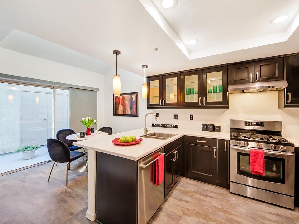 1st image of 418 Galleria Dr APT 3