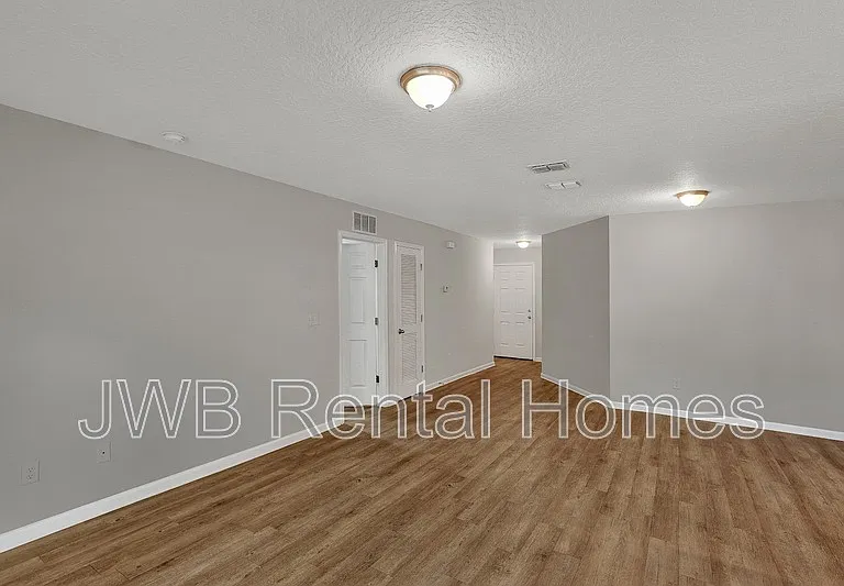 4643 Williamsburg Ave — Photo 7