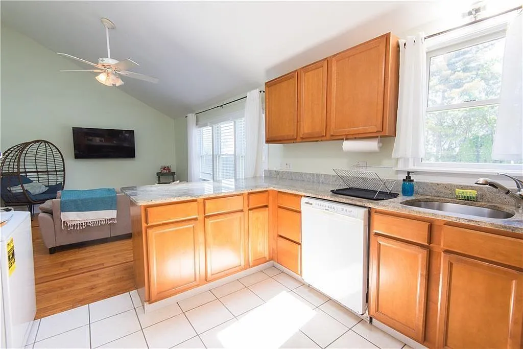 2 bed, 800 sqft, $2,400 — Photo 4