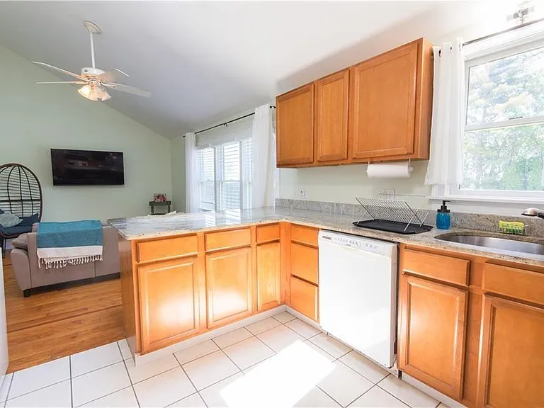393 Aquidneck Ave — Photo 4