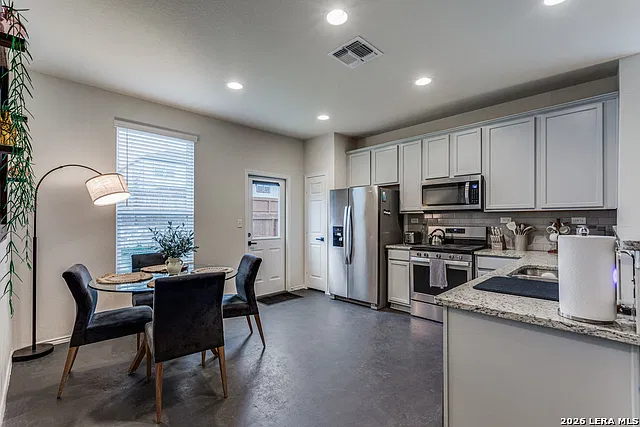 3 bed, 2.0 bath, 1197 sqft, $1,650 — Photo 4