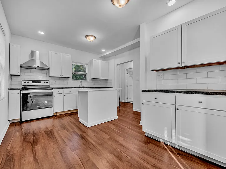 2348 Court R — Photo 14