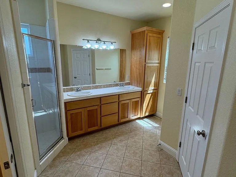 2315 Glacier Pl #B — Photo 9