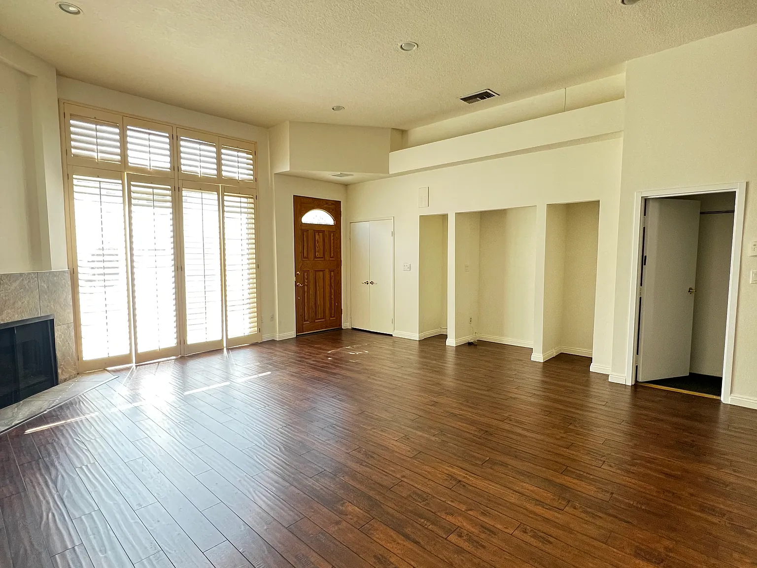 2 bed, 2119 sqft, $3,950 — Photo 3
