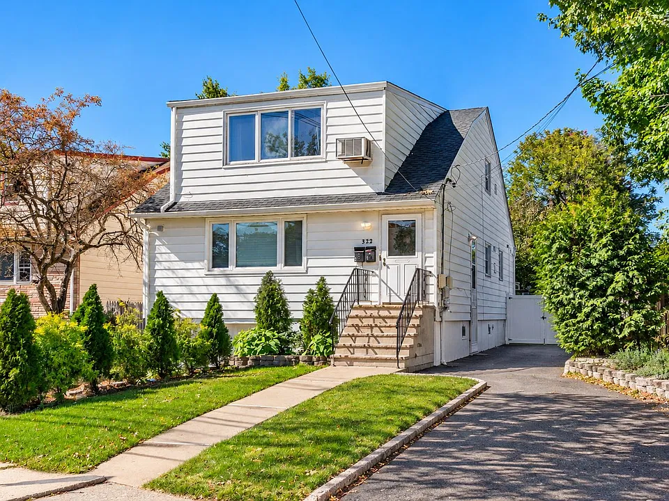 322 Broughton Ave #2