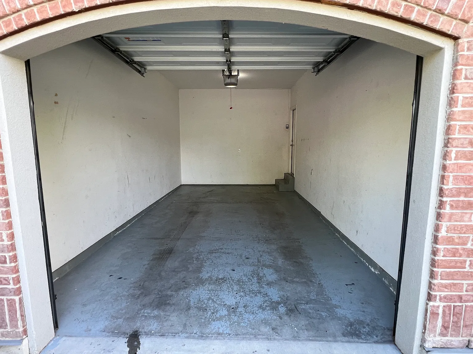 3 bed, 2336 sqft, $1,995 — Photo 2