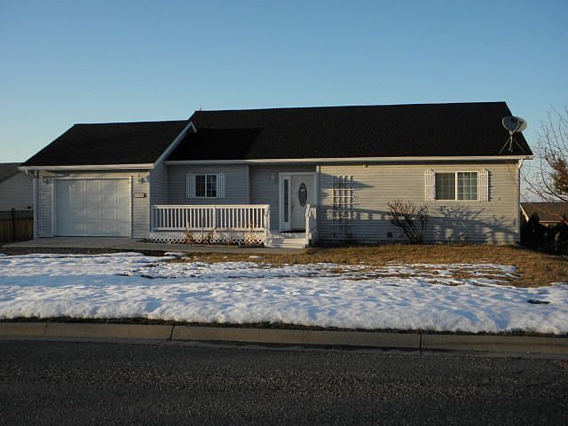 1st image of 402 22nd Ave W