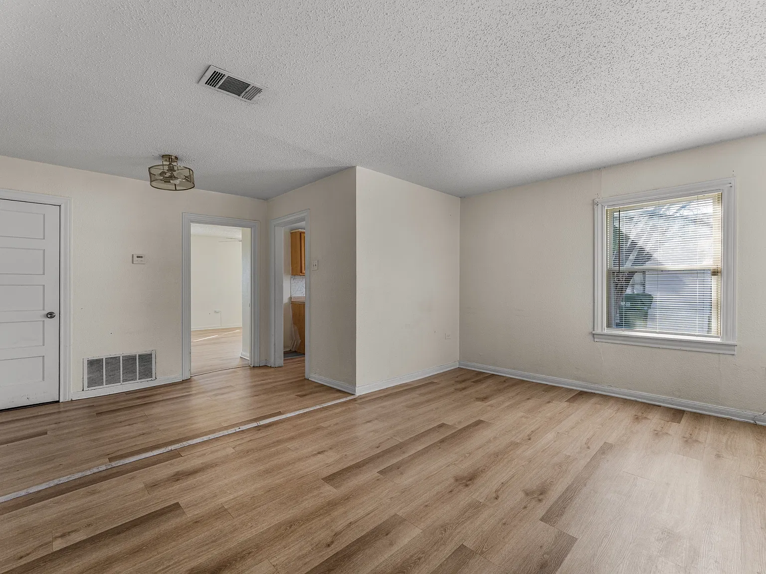 3916 Homan Avenue - 3918 — Photo 2
