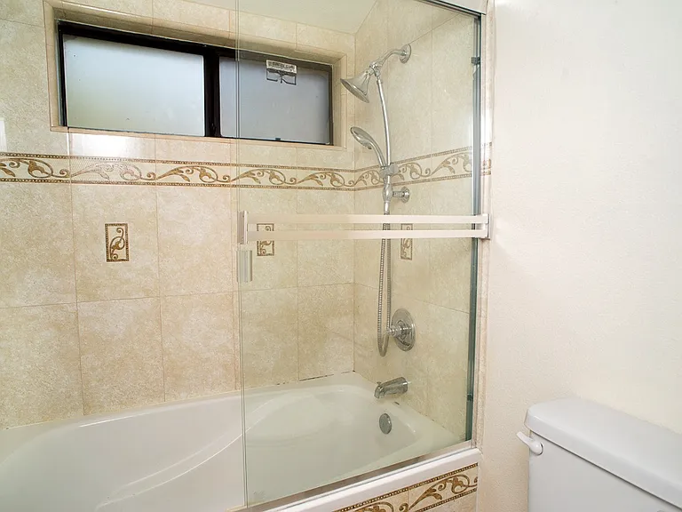 21931 Burbank Blvd #17 — Photo 11