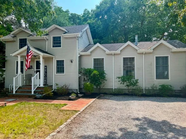 16 Glenwood Street, East Patchogue, NY 11772