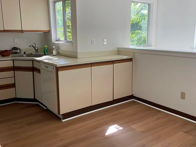 kitchen eat-in area