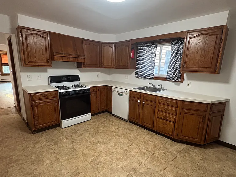 826-28 Hampton Ave #2 — Photo 12