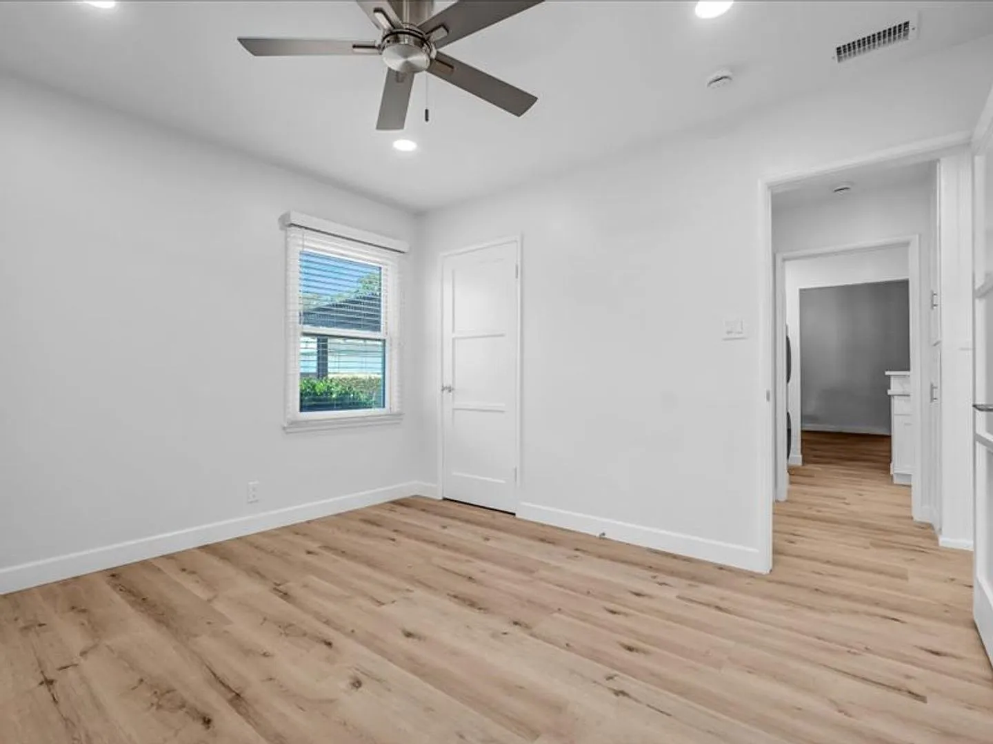 $4,295! Upgraded Lakewood Living 2 Bedroom 1 Bathroom Home! 90713! — Photo 4