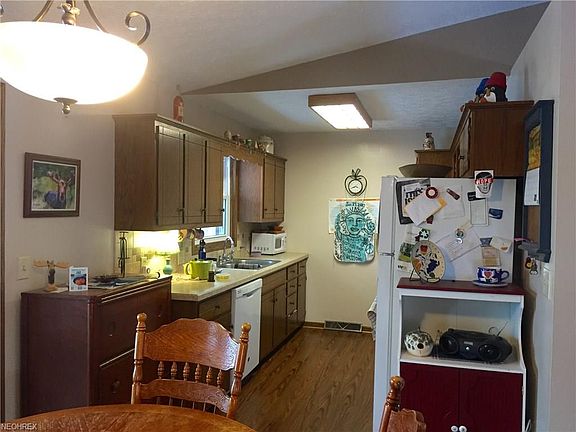 4th image of 834 Woods Edge Ct