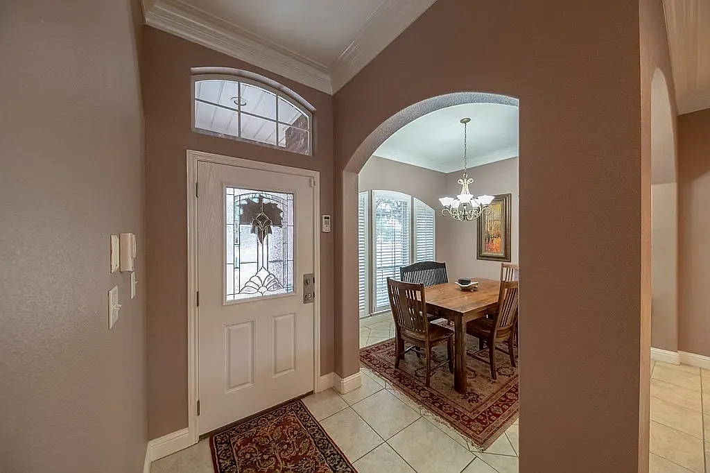 3 bed, 2333 sqft, $3,000 — Photo 3
