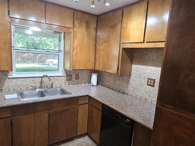 412 Jones St — Photo 3