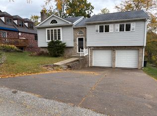 945 1/2 Broglie Dr, Pittsburgh, PA 15236