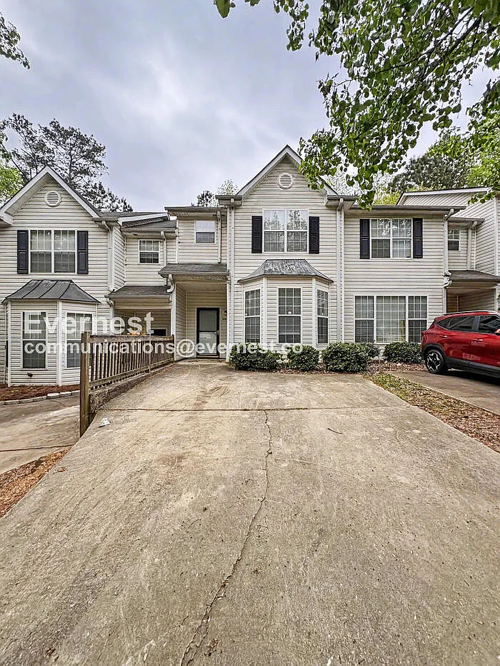 3 bed, 1.5 bath, 1414 sqft, $1,415 — Photo 2