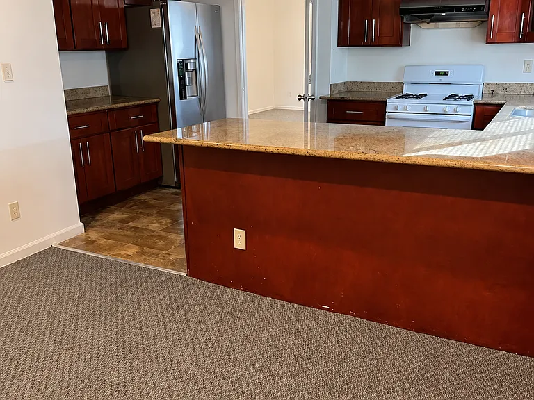1032 Castlewood Dr — Photo 4