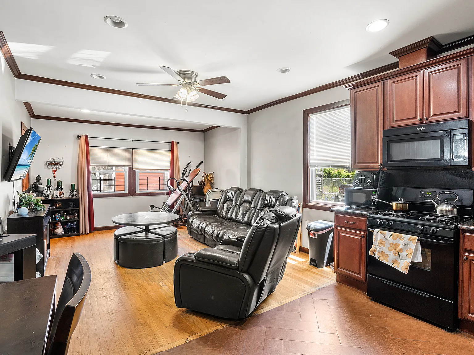 3 bed, 1300 sqft, $2,700 — Photo 1