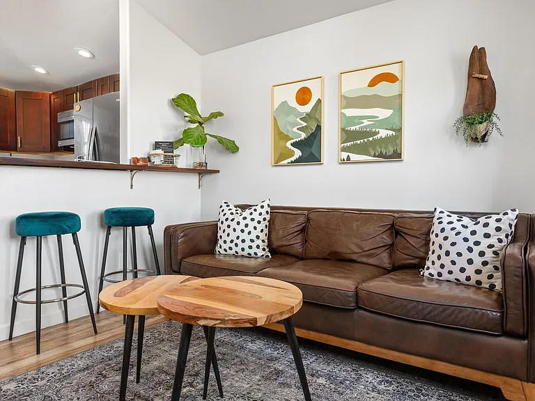 Los Cerritos Ln — Photo 16