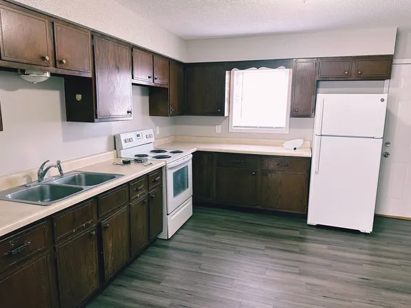 Eisenhower Apartments, 1010-1033 Eisenhower Cir, Junction City, KS 66441