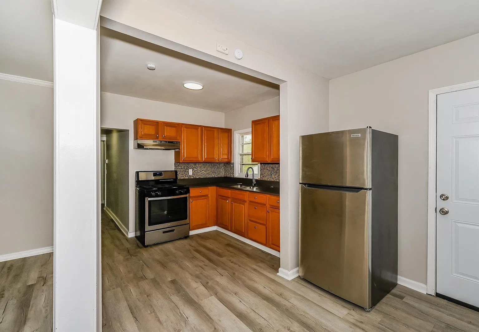 3 bed, 1.0 bath, 900 sqft, $1,250 — Photo 2