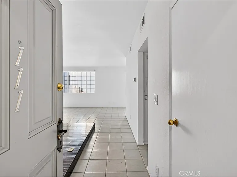 4441 Woodman Ave #111 — Photo 3