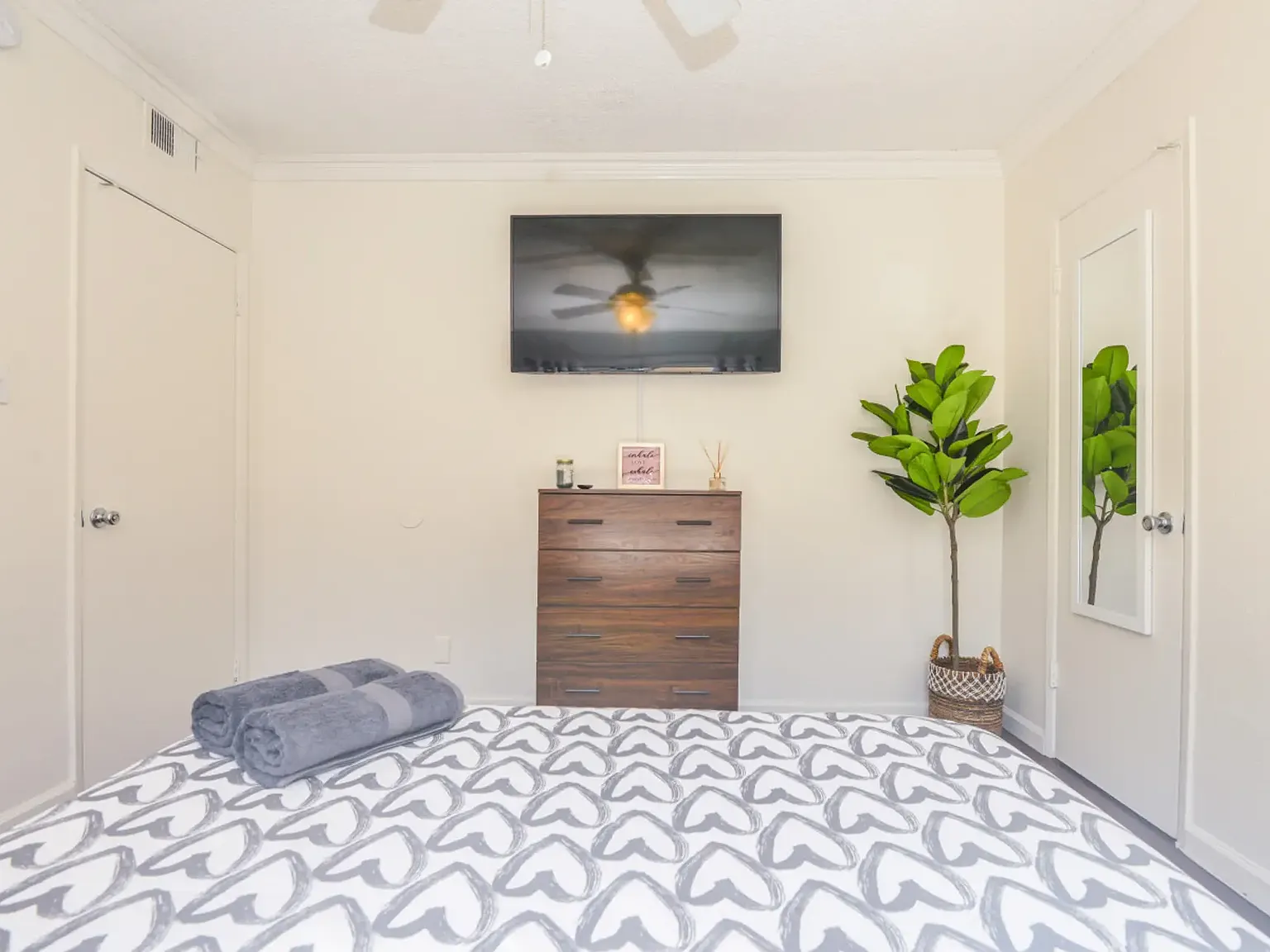 4 bed, $1,375 — Photo 2