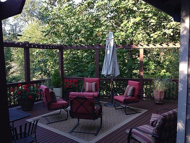 Large private deck w/trellis