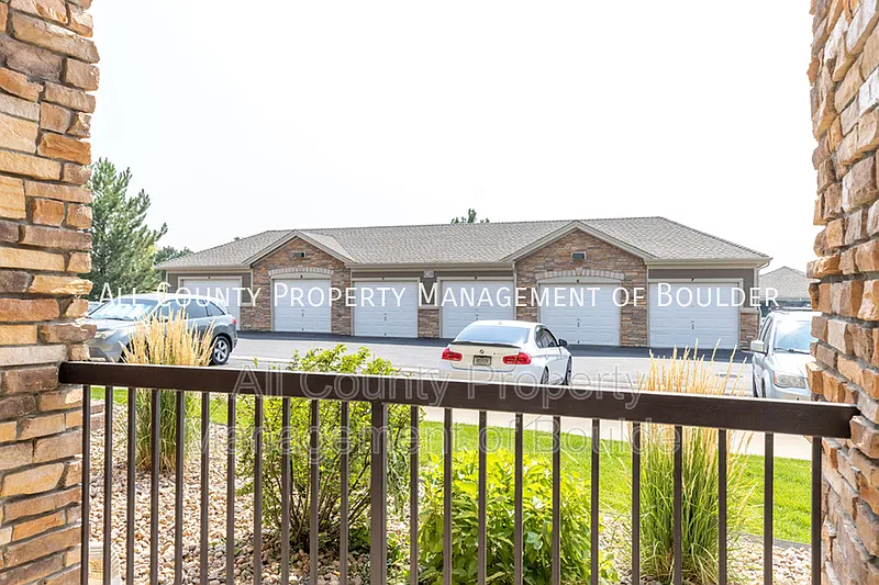 2 bed, 2.0 bath, 1271 sqft, $2,250 — Photo 2