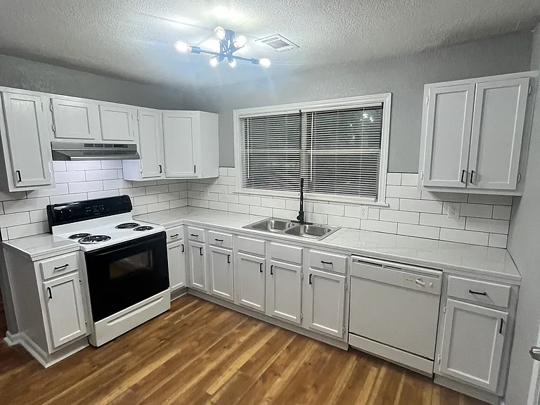 1018 W 29th St — Photo 2