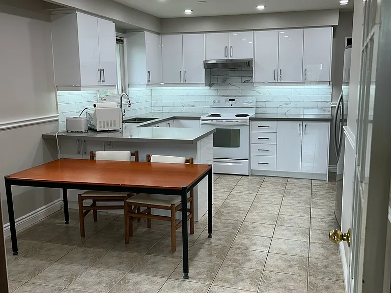 17 Ashburn Cres #UPPER — Photo 3