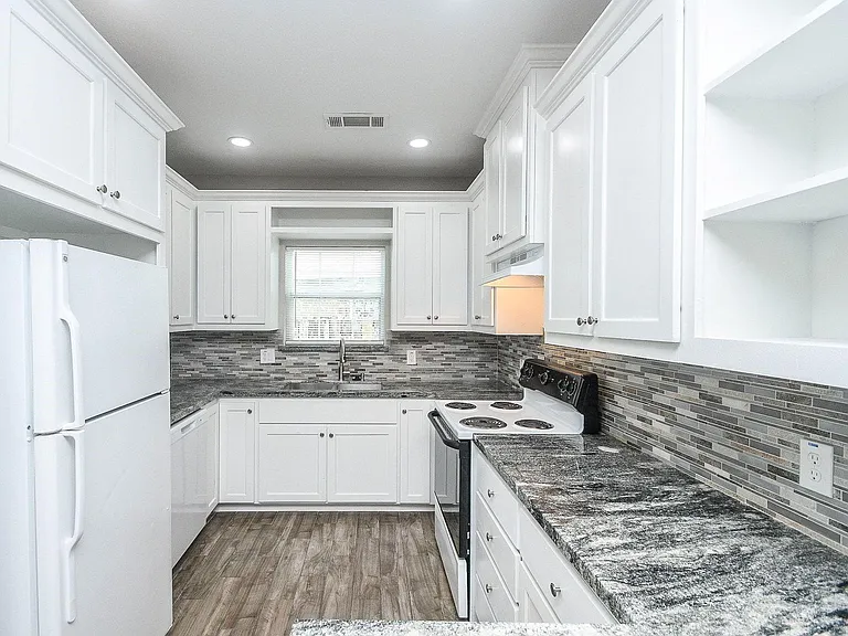 1405 Richard Ave — Photo 7