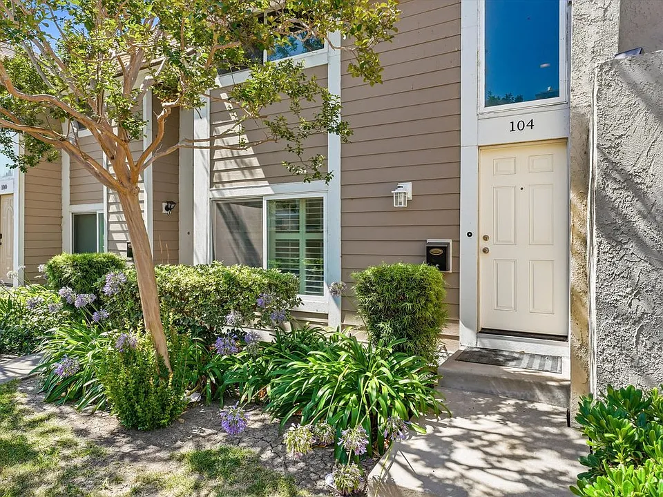 104 Oval Rd